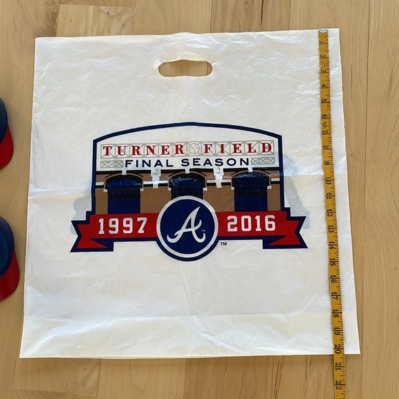 ⚾️Atlanta Braves Turner Field Final Season 1997-2016 Bag & souvenir plastic hats - Picture 4 of 5
